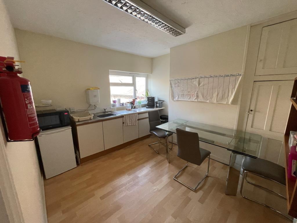 Lot: 114 - TOWN CENTRE COMMERCIAL INVESTMENT - Kitchen/staff room